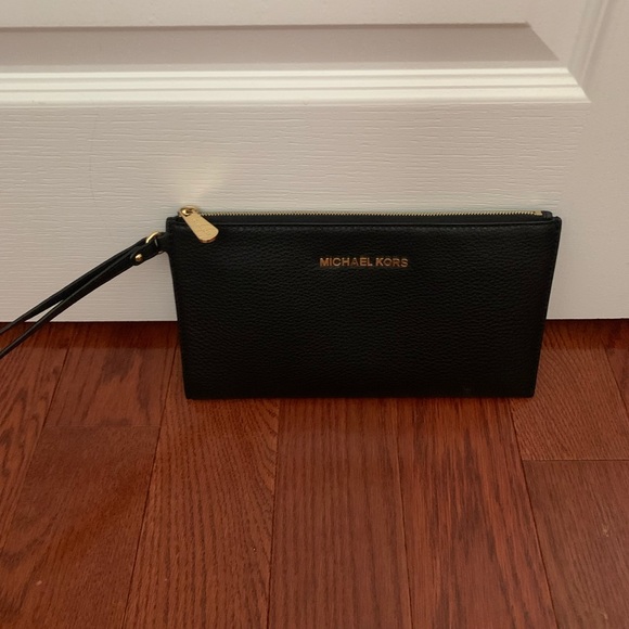 Michael Kors Handbags - Brand New Michael Kors Wristlet
